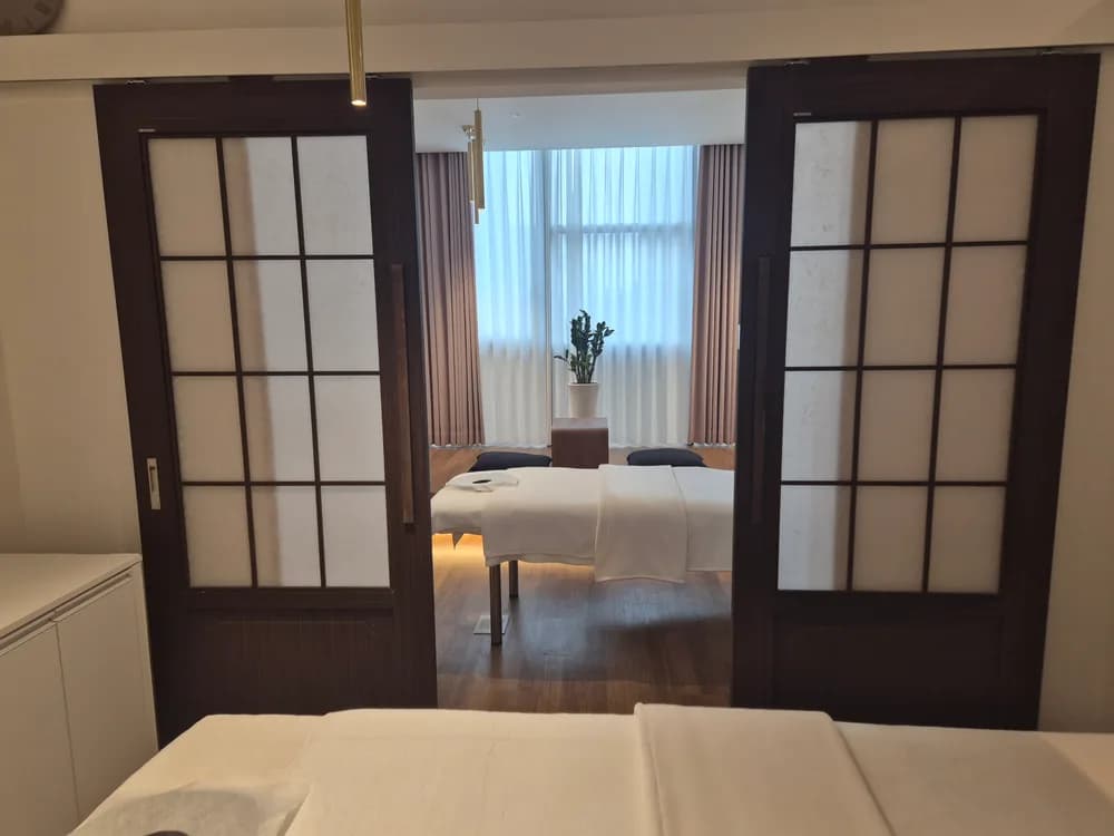 격자문 너머로 베드 두 개가 보이는 오늘의 회복 커플룸